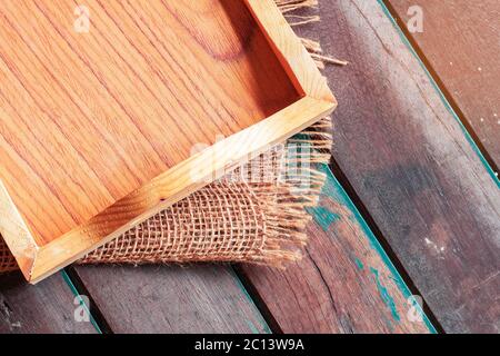 Vassoio sul tavolo. Foto Stock