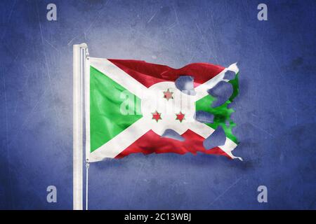 Bandiera strappata del Burundi che batte contro sfondo grunge Foto Stock