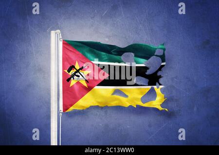 Bandiera strappata del Mozambico che batte contro sfondo grunge Foto Stock