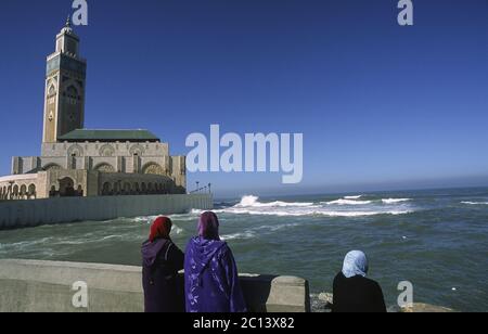 07.11.2010, Casablanca, Marocco, Africa - le donne velate sono viste sulla riva di fronte alla Moschea Hassan II, la seconda moschea più grande in Africa. Foto Stock