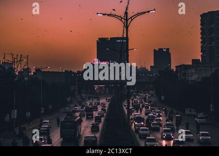 Traffico cittadino di Karachi, traffico orario di lavoro, traffico serale a Karachi, traffico abituale nella città di Karachi. Strada shahrah-e-faisal, strade di Karachi, 2018 Foto Stock