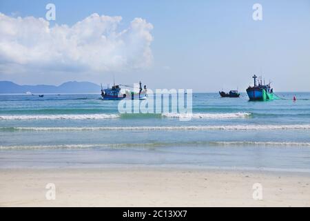 Barche sulla spiaggia di Zoklet. Paesaggio del Vietnam Foto Stock