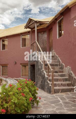 Un tradizionale hotel d'epoca a Chivay, Arequipa Perù con le nuvole Foto Stock