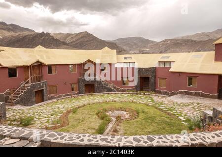 Vista di un tradizionale hotel d'epoca a Chivay, Arequipa Perù con le nuvole Foto Stock