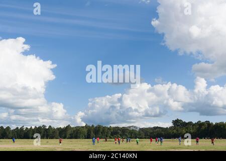 Persone che giocano a calcio, Telecom Sporting Grounds, Ngong Road, Nairobi, Kenya 13 giu 2018 Foto Stock