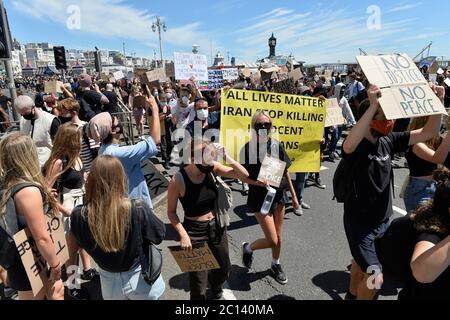 Black Lives Matter protesta a Brighton 2020 che ha avuto luogo durante il blocco del coronavirus. Applet. Terry. Immagine Foto Stock