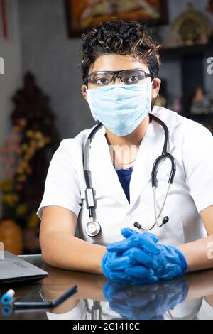 Giovane dottoressa in ufficio in attesa della paziente successiva Foto Stock