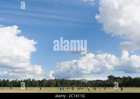 Persone che giocano a calcio, Telecom Sporting Grounds, Ngong Road, Nairobi, Kenya 13 giu 2018 Foto Stock