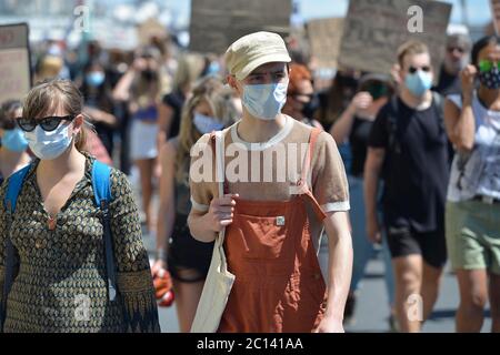 Black Lives Matter protesta a Brighton 2020 che ha avuto luogo durante il blocco del coronavirus. Applet. Terry. Immagine Foto Stock