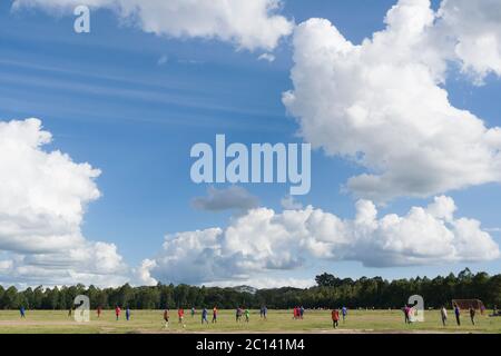 Persone che giocano a calcio, Telecom Sporting Grounds, Ngong Road, Nairobi, Kenya 13 giu 2018 Foto Stock