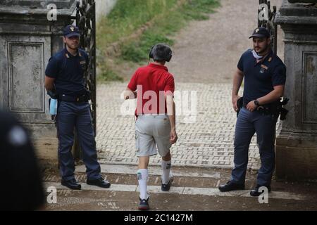 Roma, Italia. 13 Giugno 2020. ROMA, ITALIA 13 giugno 2020: Controlli della polizia durante gli Stati generali a Villa Pamphili a Roma, per affronto la grave crisi economica e sociale causata dalla pandemia Covid-19. Nel primo giorno l'incontro tra i ministeri. Credit: Agenzia indipendente di fotografia/Alamy Live News Foto Stock