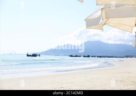 Barche sulla spiaggia di Zoklet. Paesaggio del Vietnam. Foto Stock