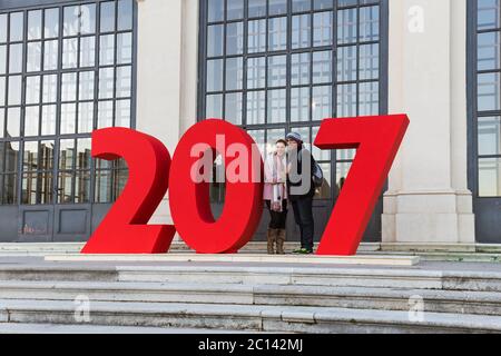 VIENNA, AUSTRIA - 29 DICEMBRE 2016: Coppia fotografata vicino al cartello di Capodanno in Palace Belvedere a Vienna Austria il 29 dicembre Foto Stock