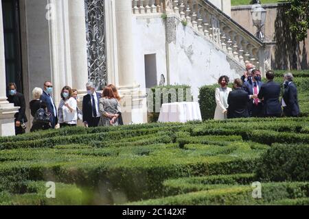 Roma, Italia. 13 Giugno 2020. ROMA, ITALIA 13 giugno 2020: Giuseppe Conte ha concocato gli Stati generali a Villa Pamphili a Roma, per affronto la grave crisi economica e sociale causata dalla pandemia Covid-19. Nel primo giorno l'incontro tra i ministeri. Credit: Agenzia indipendente di fotografia/Alamy Live News Foto Stock