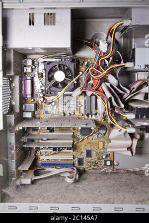 All'interno del vecchio, smontato, coperto di computer polvere. Foto Stock
