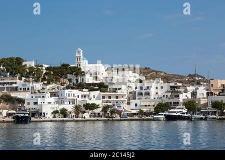 ADAMAS, MILOS, GRECIA - 09 GIUGNO 2015: Vista della città, del porto, dei ristoranti, delle aziende commerciali, delle persone sulle barche e camminare lungo la strada. Foto Stock