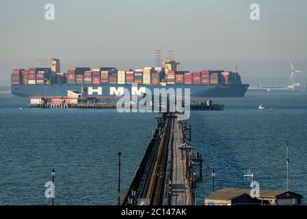 Southend on Sea, Essex, Regno Unito. 14 Giugno 2020. Hyundai Merchant Marine (HMM) Algeciras è visto passare Southend Pier, Essex, alle 06:45 sull'estuario del Tamigi diretto al DP World London Gateway Port da Anversa. A 23,964 TEU l'Algeciras è il più grande mai costruito. La capacità di una nave portacontainer è misurata da unità equivalenti di 20 piedi (tue), le dimensioni di un contenitore standard. Lanciato in aprile per la compagnia di navigazione sudcoreana HMM presso il cantiere navale Daewoo Shipbuilding and Marine Engineering Okpo, la nave servirà le rotte dall'Estremo Oriente ai porti europei Foto Stock