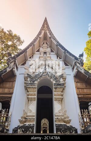 Phayao, Thailandia - 1 dicembre 2019: Chiesa di legno tailandese nel tempio di Analayo o Wat Analayo in foresta con luce naturale a Phayao Thailandia in vista ritratto Foto Stock