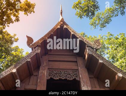 Phayao, Thailandia - 8 dicembre 2019: Chiesa di legno tailandese su cielo blu e sfondo della foresta Foto Stock