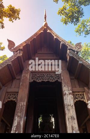 Phayao, Thailandia - 8 dicembre 2019: Chiesa di legno tailandese su cielo blu e sfondo della foresta in vista ritratto Foto Stock