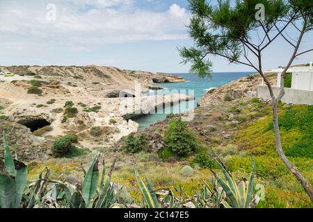 Vista panoramica della spiaggia di Kapros Milos Grecia Foto Stock