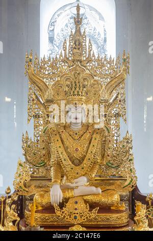 Phayao, Thailandia - 8 dicembre 2019: Statua di Dio bianco indossare l'abito d'oro in vista ritratto con luce naturale nella Chiesa tailandese al tempio di Analayo in Thailandia Foto Stock