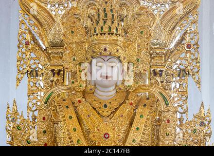Phayao, Thailandia - 8 dicembre 2019: Statua di Dio bianco indossare l'abito d'oro in Zoom Vista con luce naturale nella Chiesa tailandese a Phayao Thailandia Foto Stock