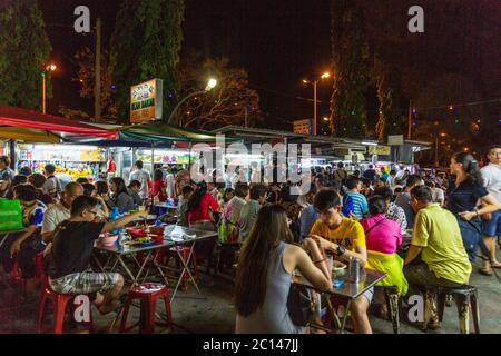 Georgetown Penang Malasia - 5 luglio 2017. La gente gode di avere un pasto al mercato notturno. Foto Stock