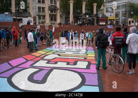 I dimostranti BLM si riuniscono sabato 13 giugno 2020 presso la Pioneer Courthouse Square nel centro di Portland, Oregon. Foto Stock