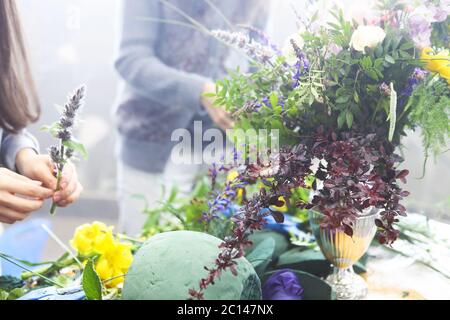 Donna che decora bouquet di fiori Foto Stock