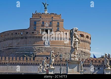 Statue di Angeli su Ponte Sant'Angelo che portano a Castel Sant'Angelo a Roma Foto Stock