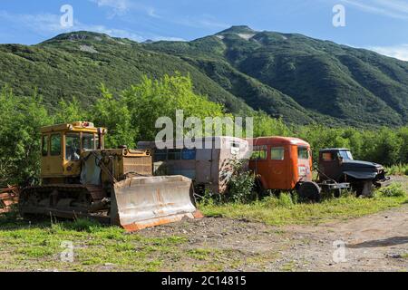 Vecchie macchine speciali nella valle di brookvalle Spokoyy ai piedi del versante nord-est esterno del vulcano di caldera Gorely. Foto Stock