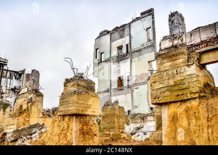 Pezzi di metallo e pietra sono sbriciolati da edificio demolito Foto Stock