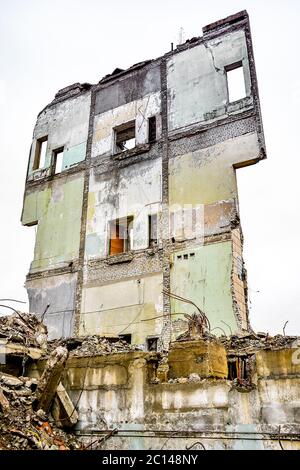 Pezzi di metallo e pietra sono sbriciolati da edificio demolito Foto Stock