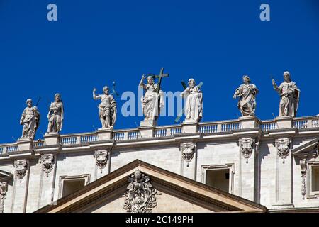 La facciata della Basilica di San Pietro a Roma con statue di Gesù e dei suoi discepoli Foto Stock