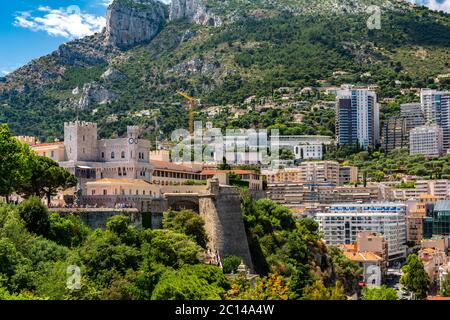 Monaco-Ville, Monaco - 13 giugno 2019 : il Palazzo del Principe di Monaco, con le guardie, residenza ufficiale del Sovrano Principe di Monaco. Foto Stock