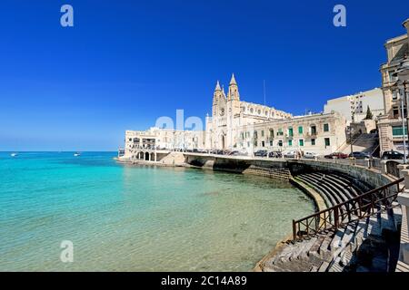 Chiesa di nostra Signora del Monte Carmelo sulla Baia di Balluta Foto Stock