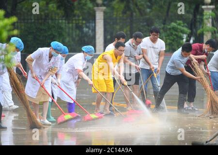 Pechino, la provincia di Hunan della Cina. 8 Giugno 2020. I membri del personale di un centro sanitario locale e i volontari puliscono il campus di una scuola primaria dopo un'inondazione nella città di Baimangying della Contea autonoma di Jianghua Yao, nella provincia di Hunan della Cina centrale, l'8 giugno 2020. Credit: Chen Zeguo/Xinhua/Alamy Live News Foto Stock