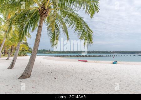 Canoa rossa e molo di legno, isola di koh kham, Thailandia. Foto Stock