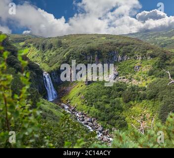 Cascata Spokoyy nella valle di brookValley ai piedi del versante nord-orientale esterno del vulcano caldera Gorely. Foto Stock