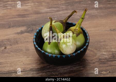 Asian piccole melanzane verde - pronti per la cottura Foto Stock