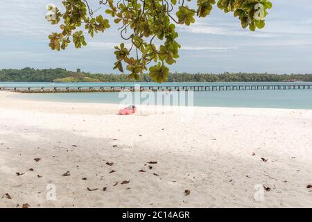 Canoa rossa e molo di legno, isola di koh kham, Thailandia. Foto Stock