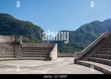 Chiesa Parrocchiale di Santa Maria Immacolata, Brutalist chiesa di Longarone, Italia. Foto Stock