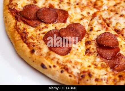 Pizza a fette calde di Pepperoni in scatola di consegna Foto Stock