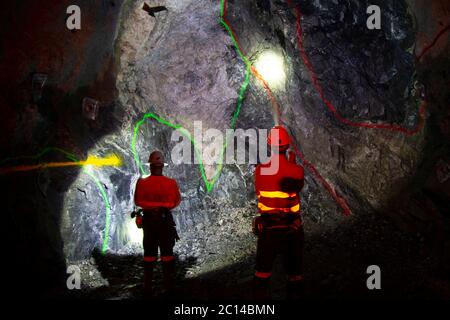 Minatori sotterranei nel tunnel ore Foto Stock