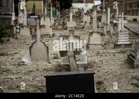 Vecchie tombe in un cimitero, dettaglio di morte e dolore Foto Stock