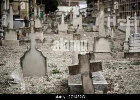 Vecchie tombe in un cimitero, dettaglio di morte e dolore Foto Stock
