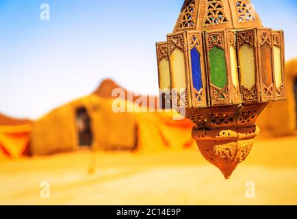 Coloreful lampada berbera con tradizionali tende nomadi sullo sfondo Foto Stock