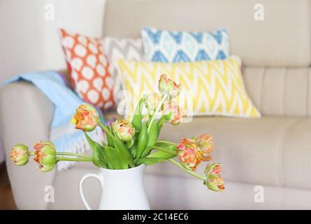 Bel bouquet di tulipani arancioni su tavolo di legno nel soggiorno Foto Stock