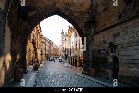 Strade vuote di Praga durante la chiusura della città, persone che indossano maschere facciali. Europa Foto Stock